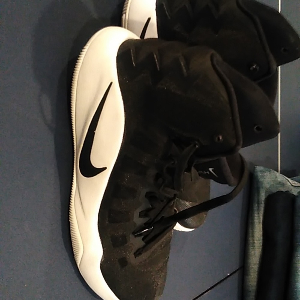 Nike zoom hyper dunks us size 8 mens 9.5 women's   26cm.  Black  worn 1x indoors